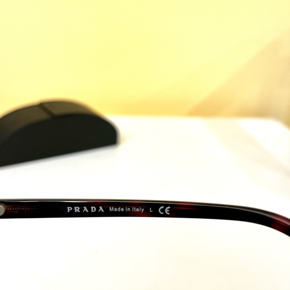 Authentic luxury Prada sunglasses - Picture 3 of 4